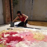 L'artiste Stefanie Salzmann à l'oeuvre